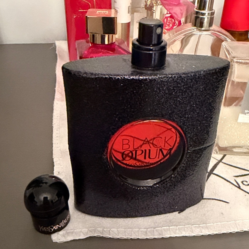 Yves Saint Laurent Black Opium - Picture 4 of 5